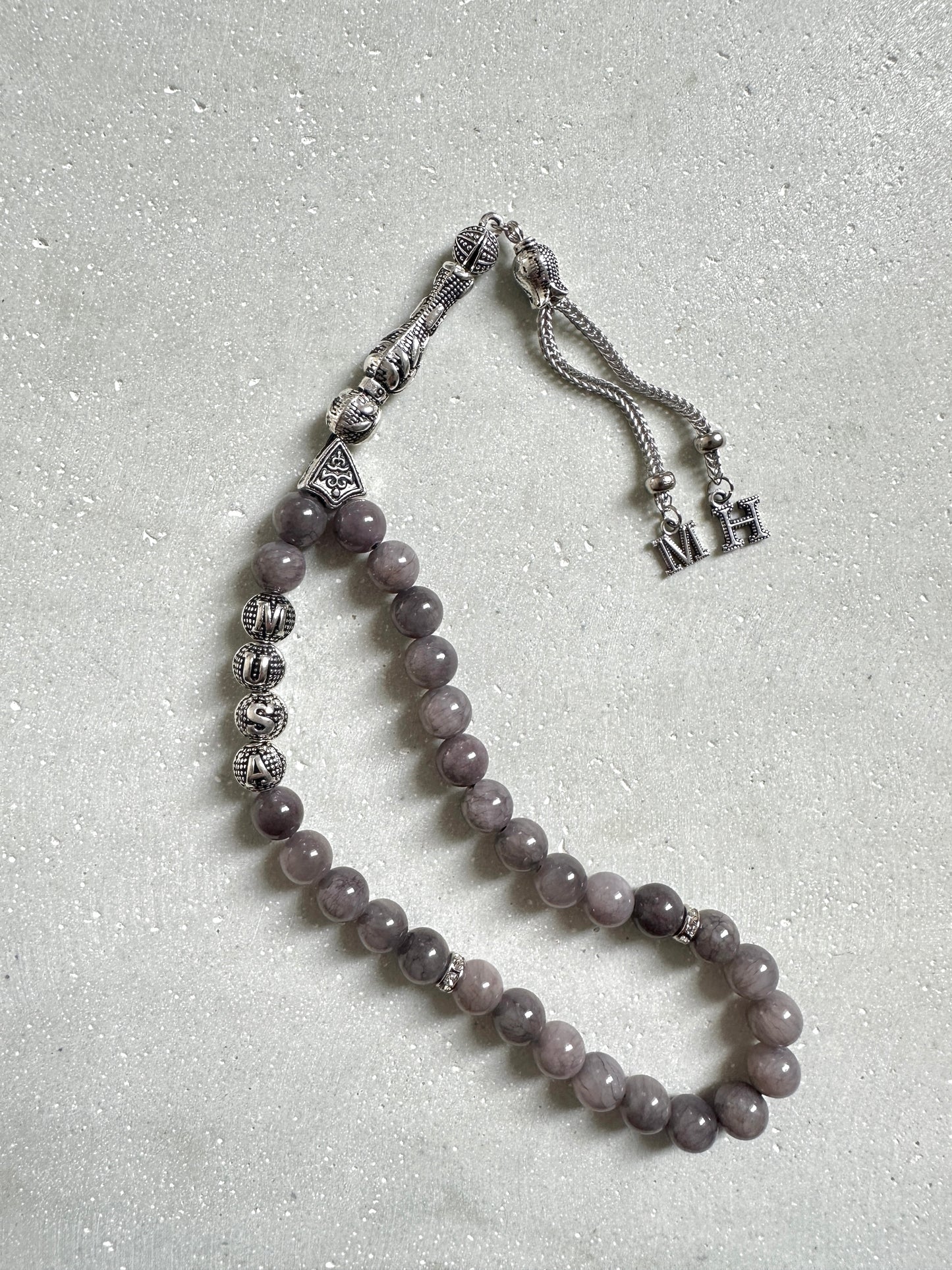 Tesbih mit Namen und Initialen aus Naturstein - Anthrazit